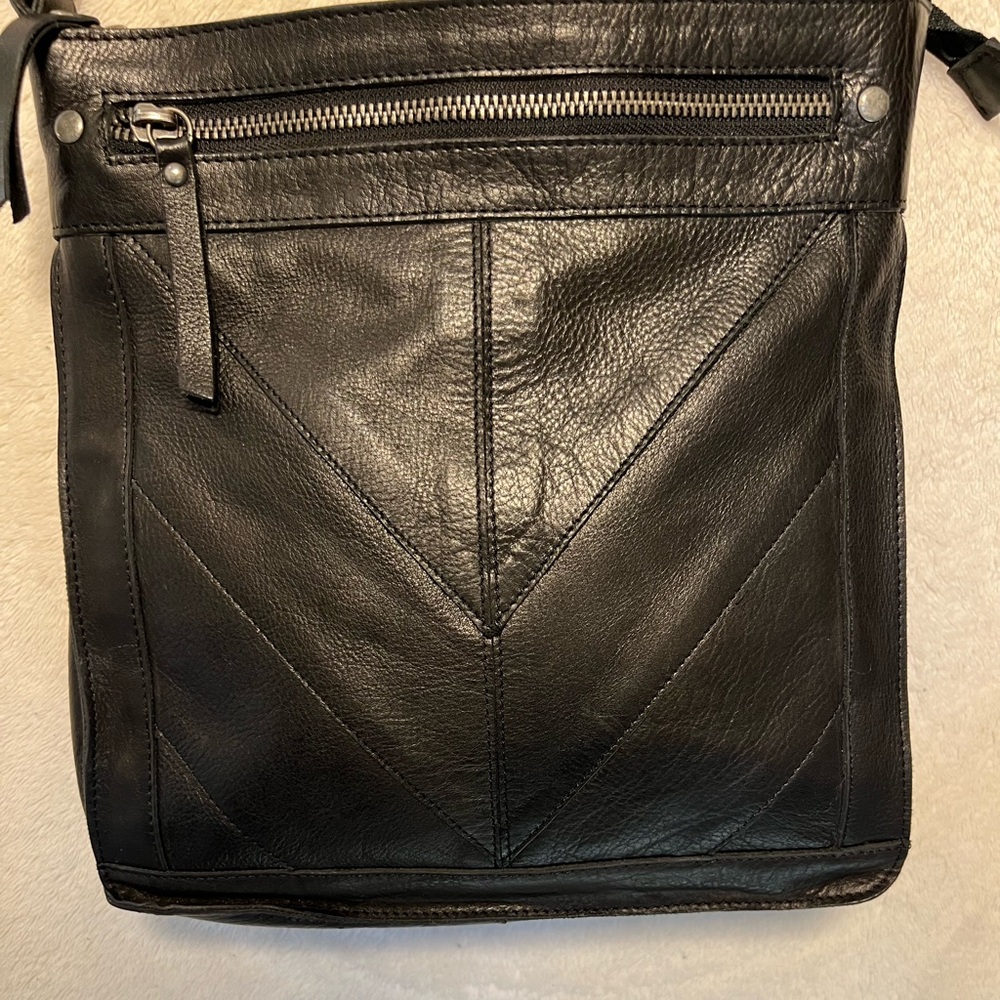 Sleek Black Leather Messenger Bag with Chevron Design
